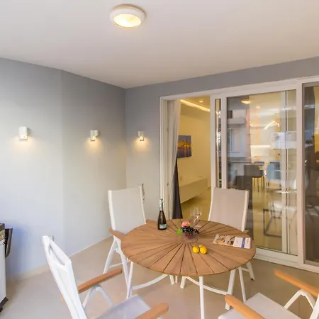 A Spacious & Modern By The Sea - Happy Apartament *