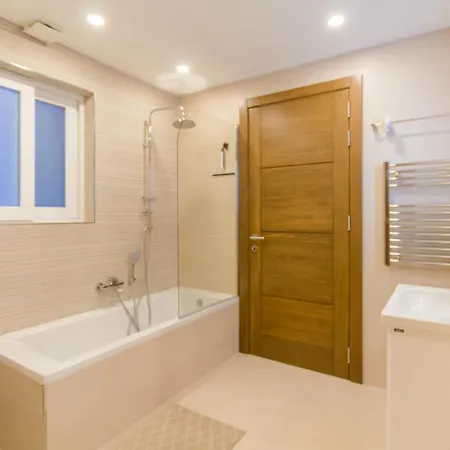 A Spacious & Modern By The Sea - Happy Apartament