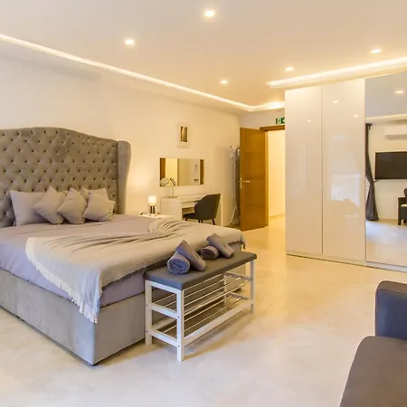 Well Located Modern Aquamarine Q - Happy Apartment