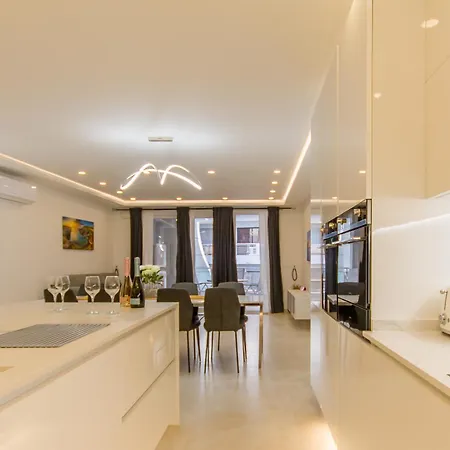 A Spacious & Modern By The Sea - Happy Apartman