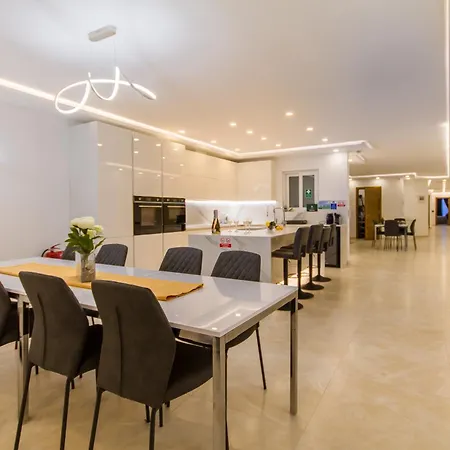 Well Located Modern Aquamarine Q - Happy Apartment