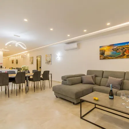 Well Located Modern Aquamarine Q - Happy St. Paul's Bay