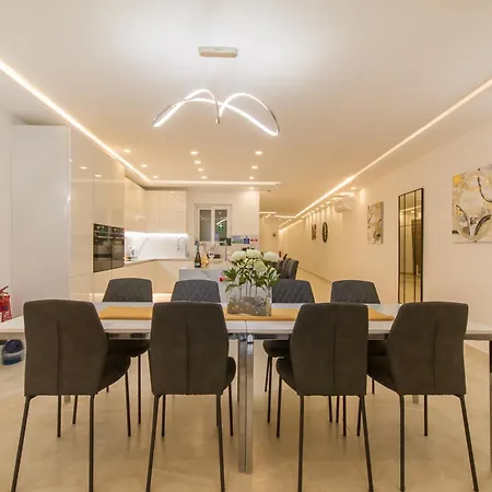 A Spacious & Modern By The Sea - Happy *