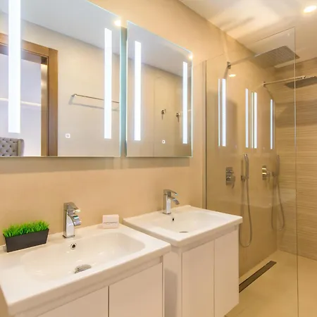A Spacious & Modern By The Sea - Happy